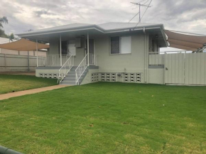 Mt Isa - Emerald Gem 3 Bedroom home QUIET AREA